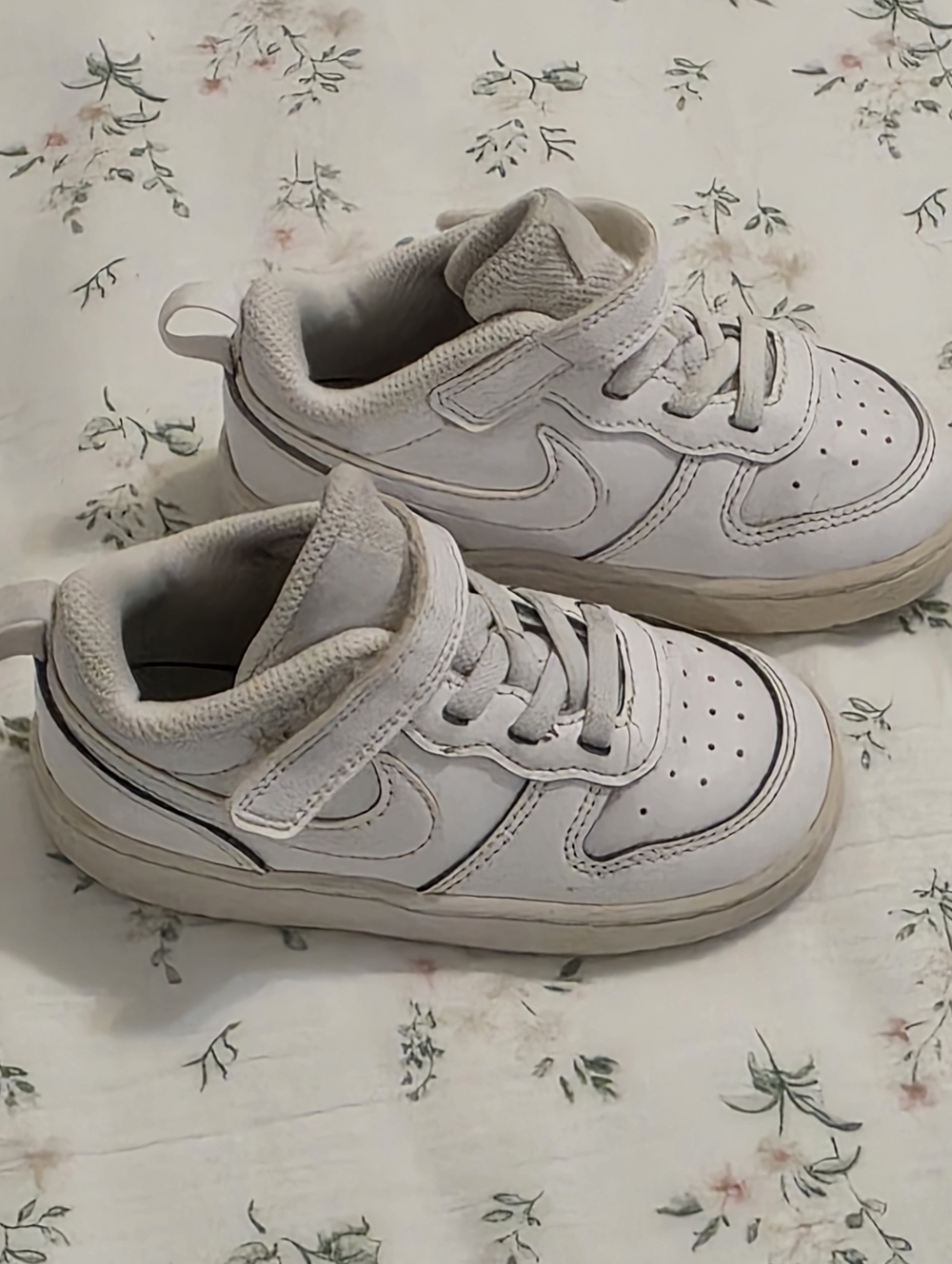 Nike Kids White and Light Gray Sneakers with Hook-and-Loop Strap